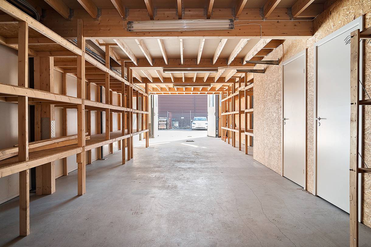 Lagerhall med hyllsystem